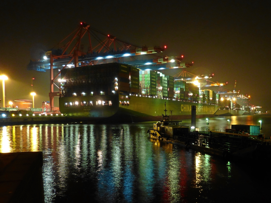 P1040440.JPG - CSCL Star, aktuell das größte Containerschiff der Welt, am 24.02.2011 im Waltershofer Hafen in Hamburg bei Eurogate am Kai